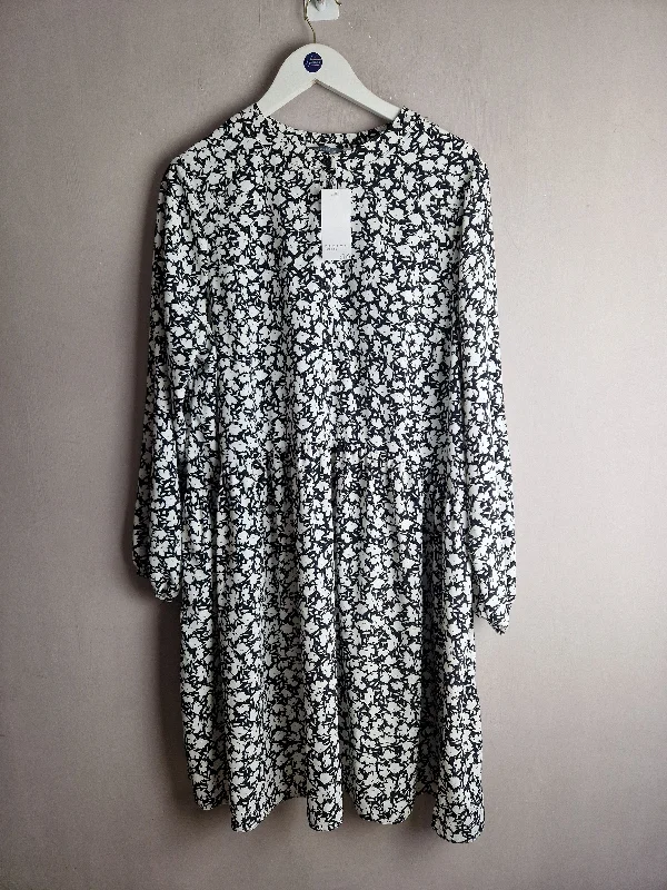 Women's Transitional Apparel Fashion-Forward Papaya black & white floral print dress, new - size 20 Women's Transitional Apparel Fashion-Forward Papaya black & white floral print dress, new - size 20